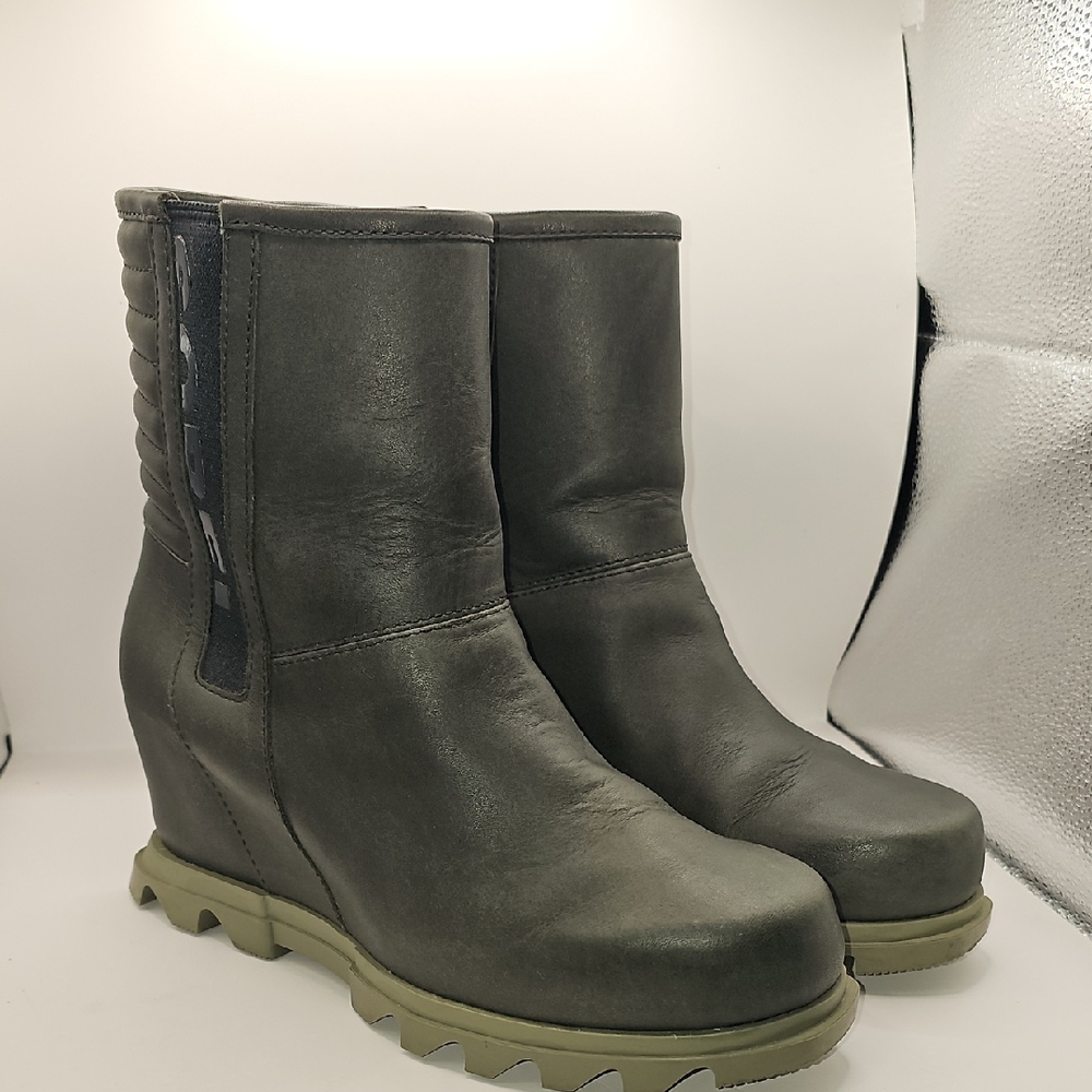 SOREL Joan of Arctic III Waterproof Moto Wedge Boot US 9 Dark Moss